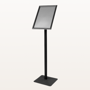 Stojak informacyjny A4 OWZ czarny, wolnostojący, 100 cm, widok z boku, ramka ustawiona w pionie